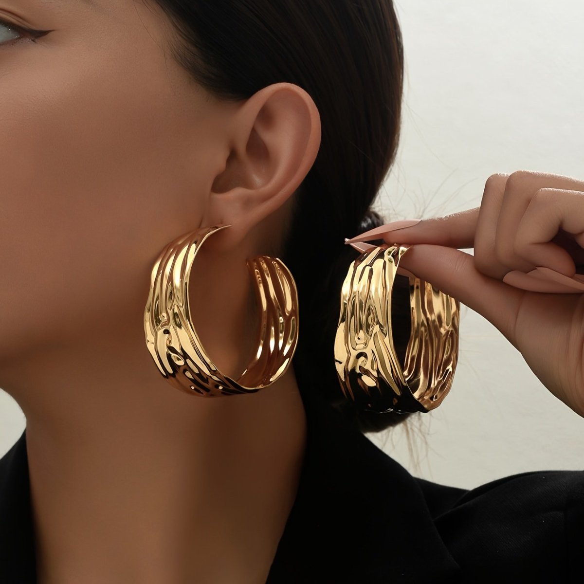 Minimalist Gold Hoop Earrings – Eye-Catching Style