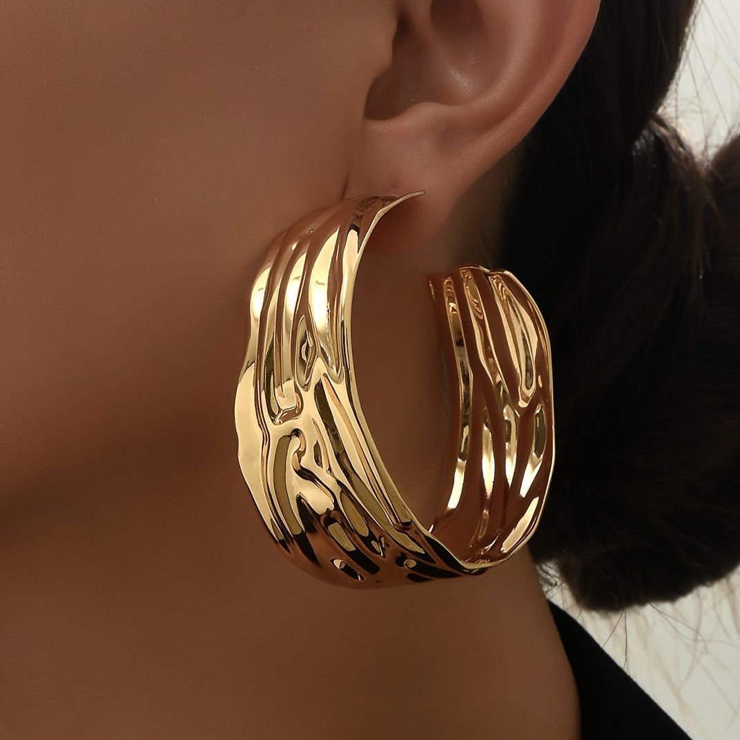 Minimalist Gold Hoop Earrings – Eye-Catching Style