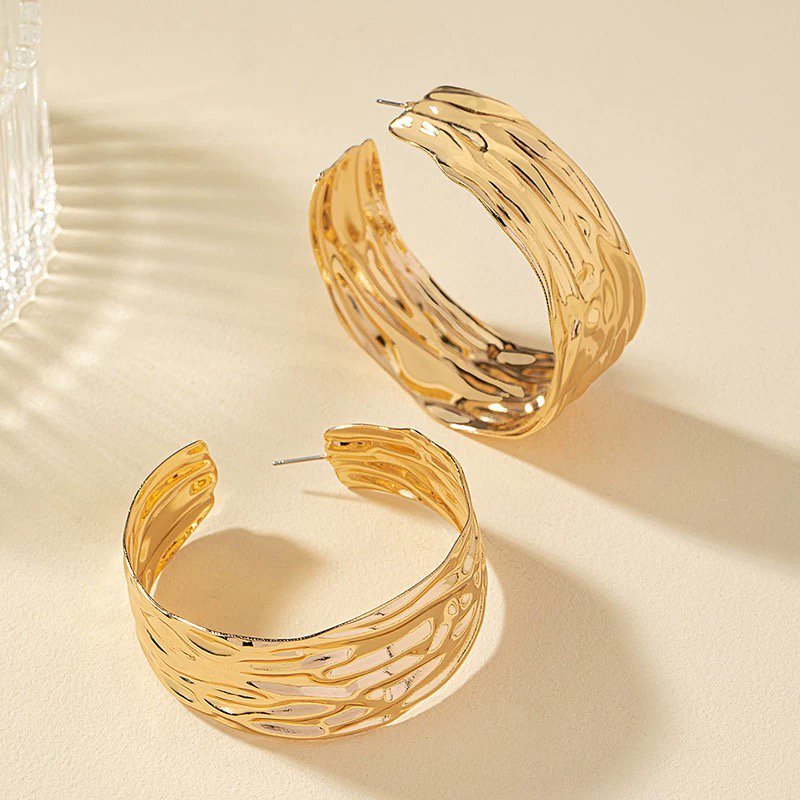 Minimalist Gold Hoop Earrings – Eye-Catching Style