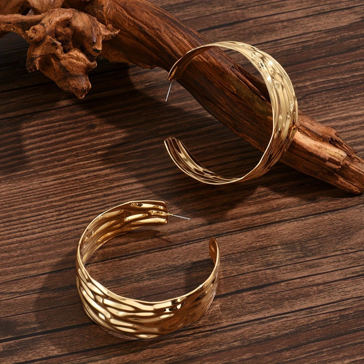 Minimalist Gold Hoop Earrings – Eye-Catching Style