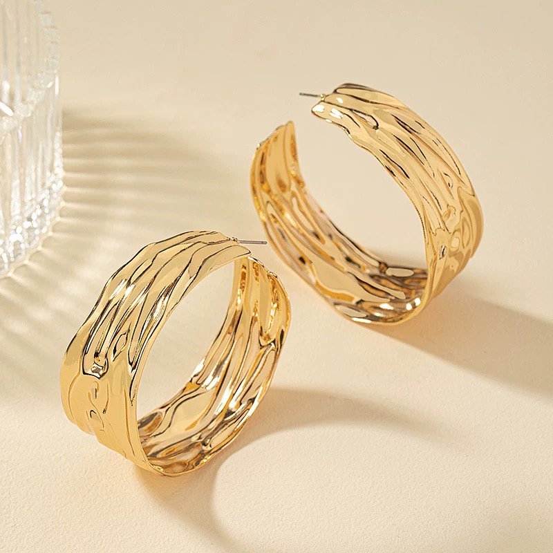 Minimalist Gold Hoop Earrings – Eye-Catching Style