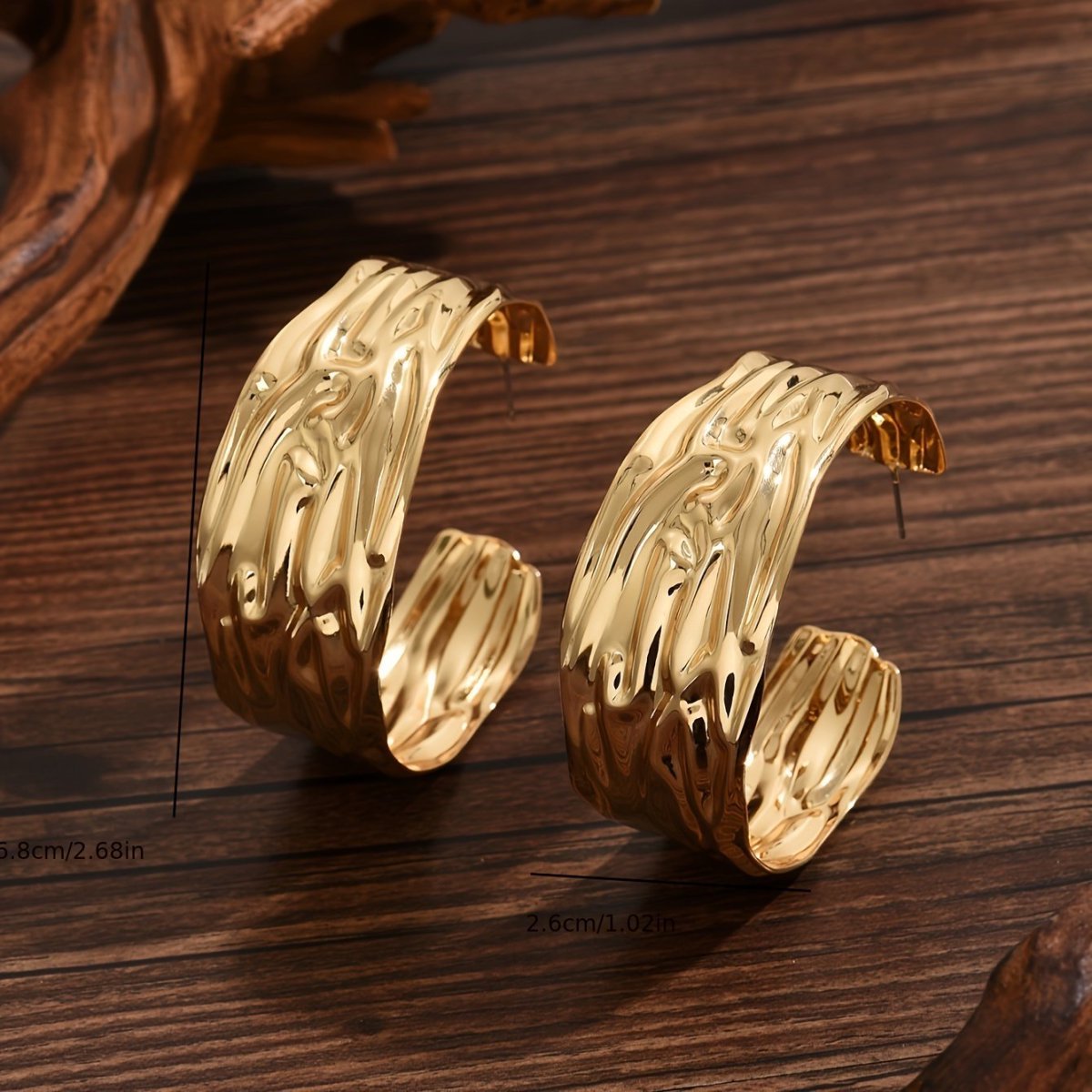 Minimalist Gold Hoop Earrings – Eye-Catching Style