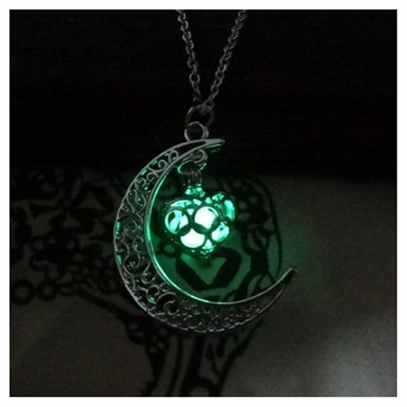 Silver Plated Glow Pendant Necklace – Sleek & Stylish