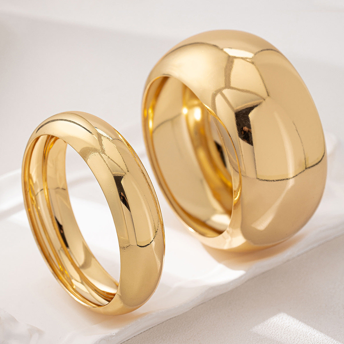 Women’s Round Gold Bracelet – Elegant Evening Jewelry