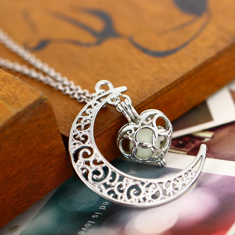 Silver Plated Glow Pendant Necklace – Sleek & Stylish