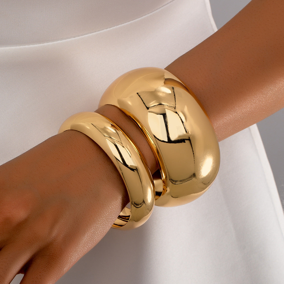 Women’s Round Gold Bracelet – Elegant Evening Jewelry