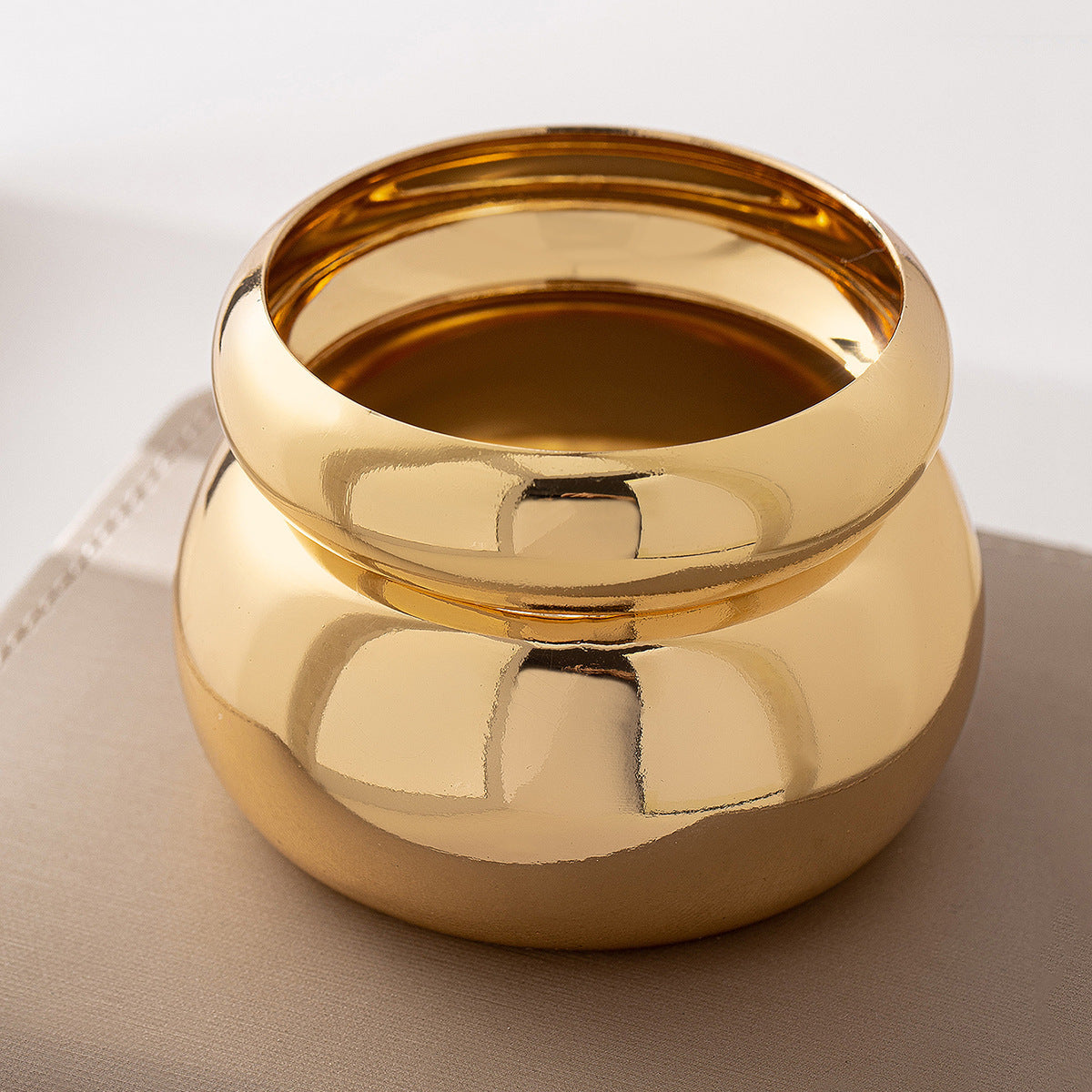 Women’s Round Gold Bracelet – Elegant Evening Jewelry