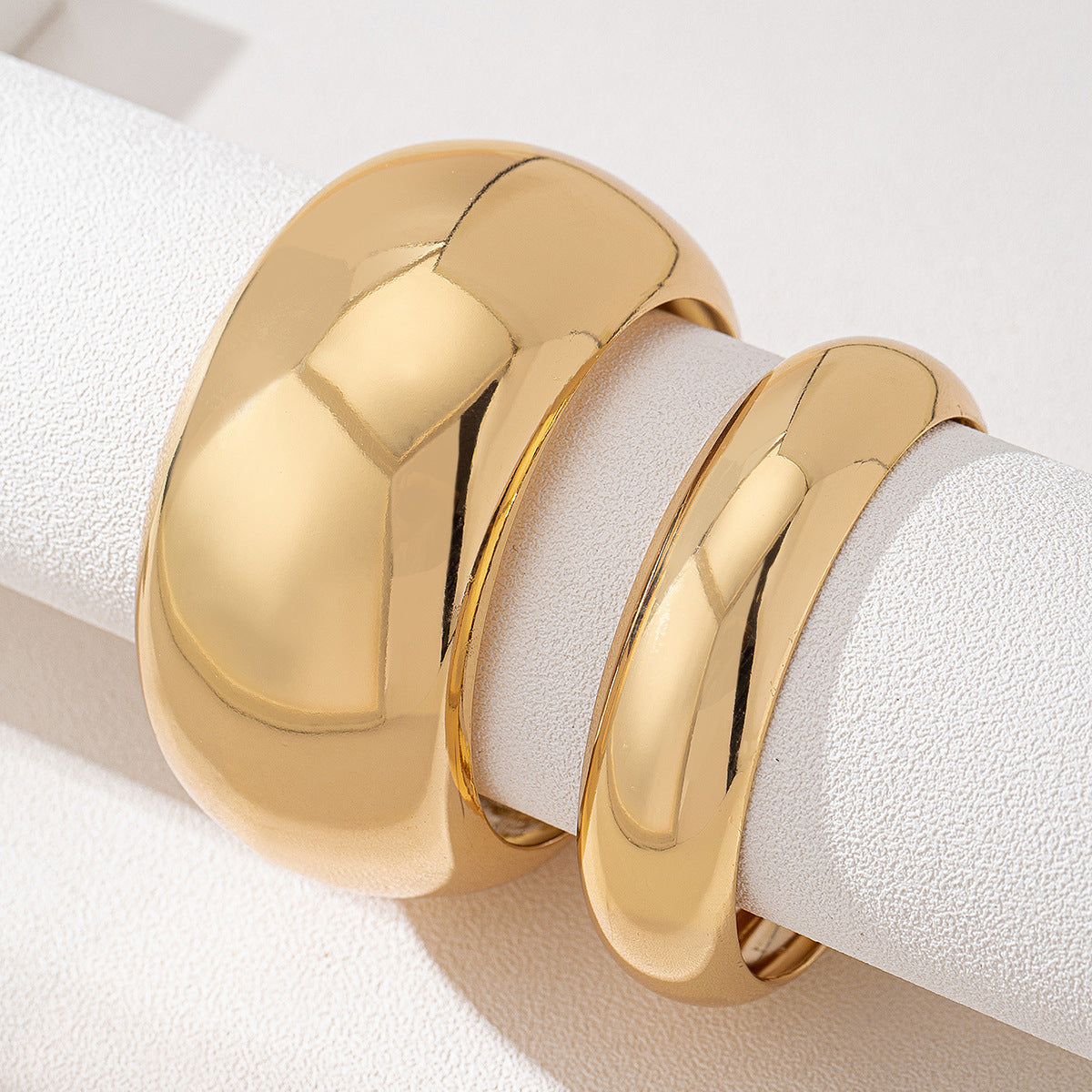 Women’s Round Gold Bracelet – Elegant Evening Jewelry