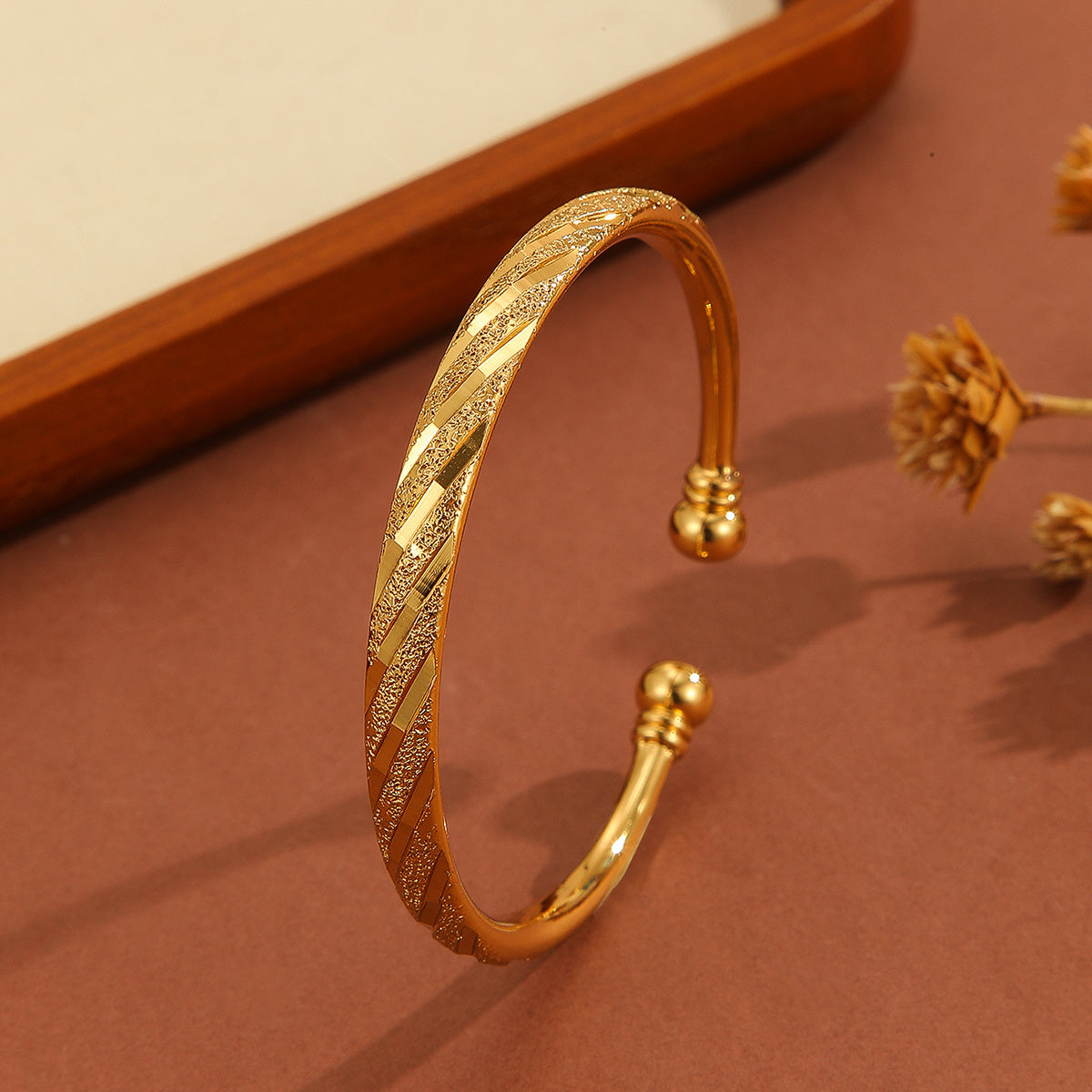 18K Gold-Plated Vintage Bracelet – Delicate Pattern Open Bangle for Daily Wear & Gifts