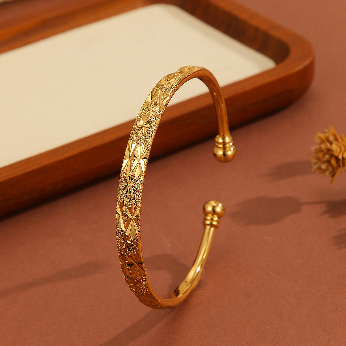 18K Gold-Plated Vintage Bracelet – Delicate Pattern Open Bangle for Daily Wear & Gifts